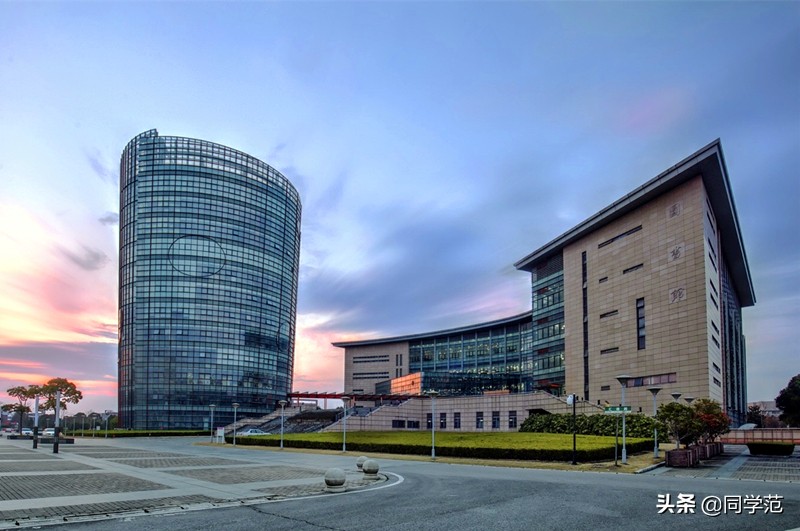 该985是各种气质美女集中地，在校女生高达两万余人，还都是学霸