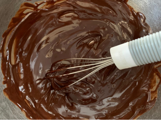 巧克力好吃又有能量，搭配燕麦做成甜点，特别解馋