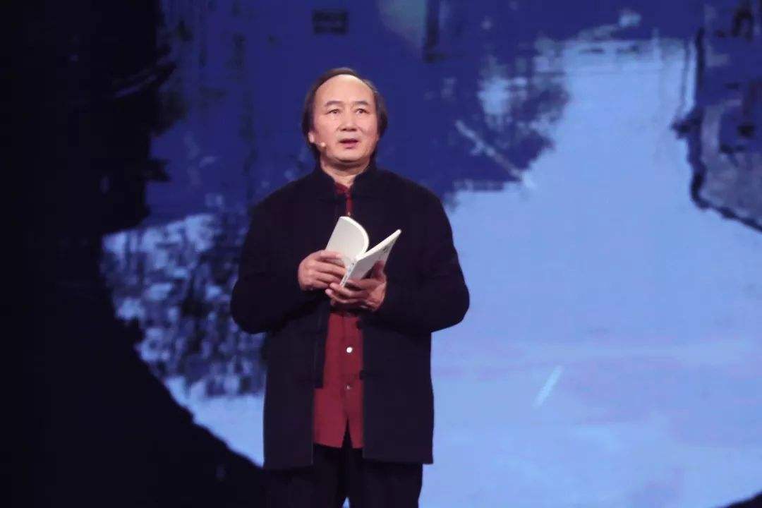 当代文坛散文“八大家”，余秋雨居榜首，余光中、贾平凹入列！