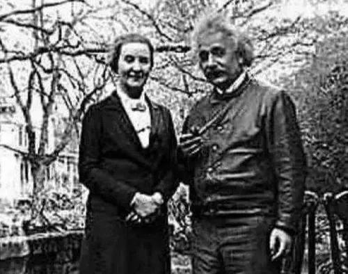 爱因斯坦迷上了苏联的女间谍，倒在了石榴裙下。