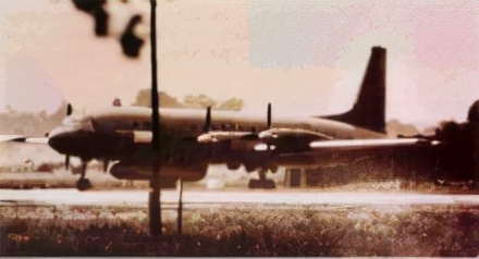 1964��10��13�գ��ҹ���һ��ԭ�ӵ���ըǰ���죬����г����˹���