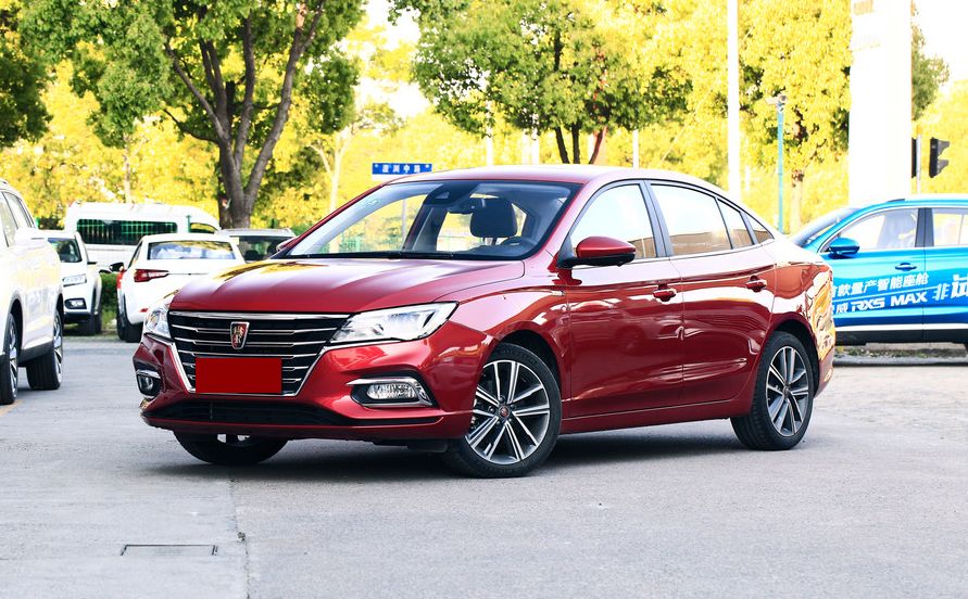 荣威i5顶配11.59万，配主动刹车，油耗5.7L