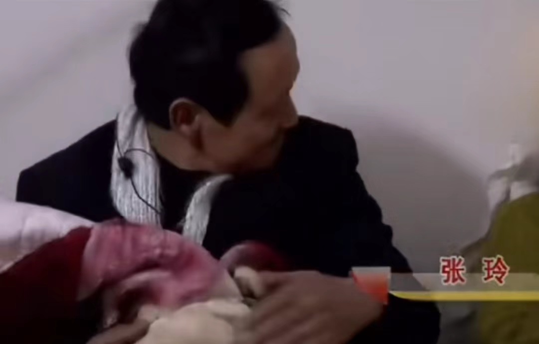 女大学生与捡垃圾的老头相恋，生下一女，母亲劝说换来女儿暴打