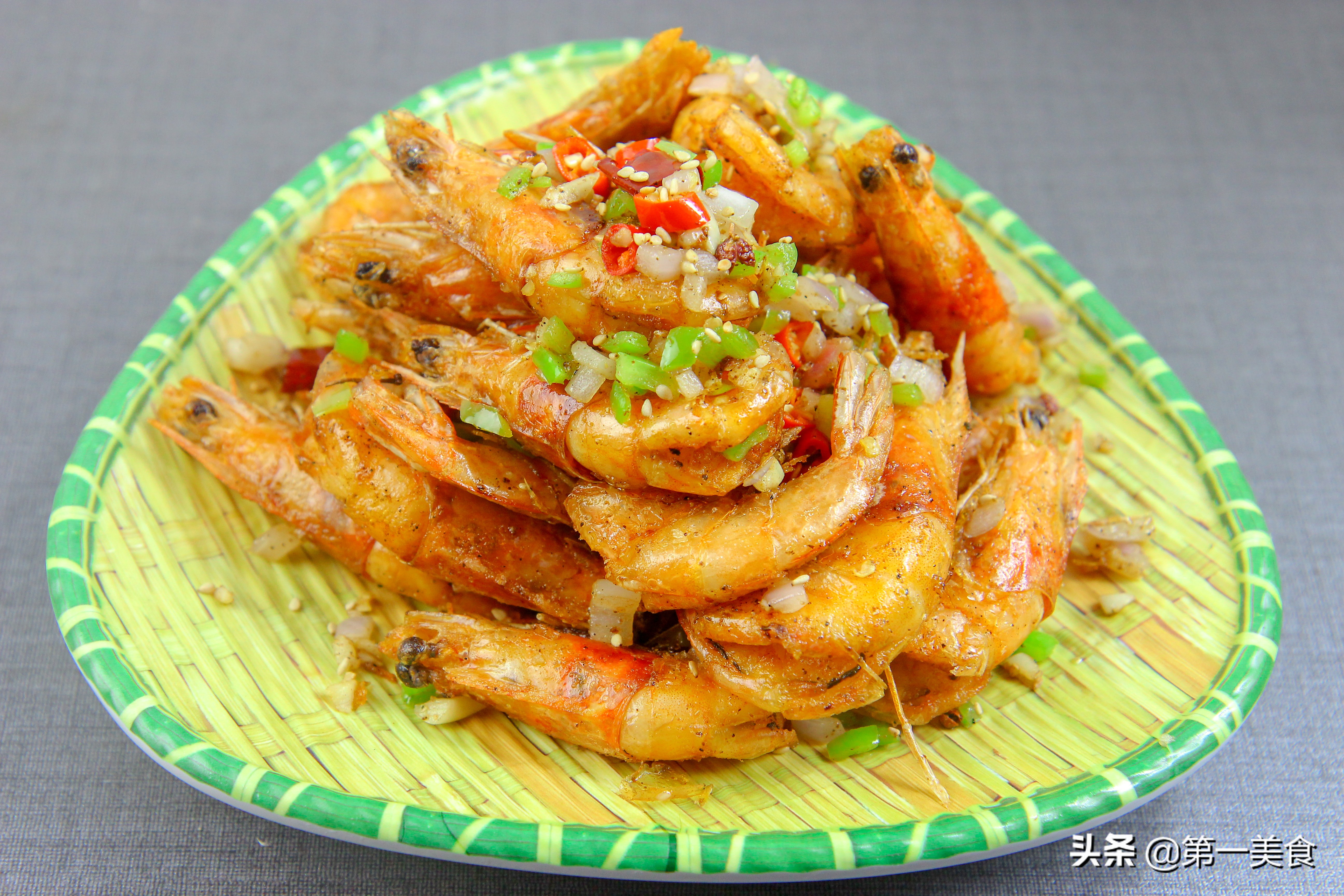 椒盐基围虾怎么做(教你4步做出虾肉鲜嫩)