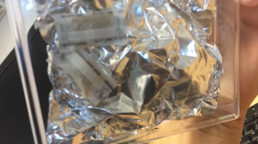 英国艺术家怒撕奢侈大牌！“山寨”世界最贵蓝，要解放颜色？