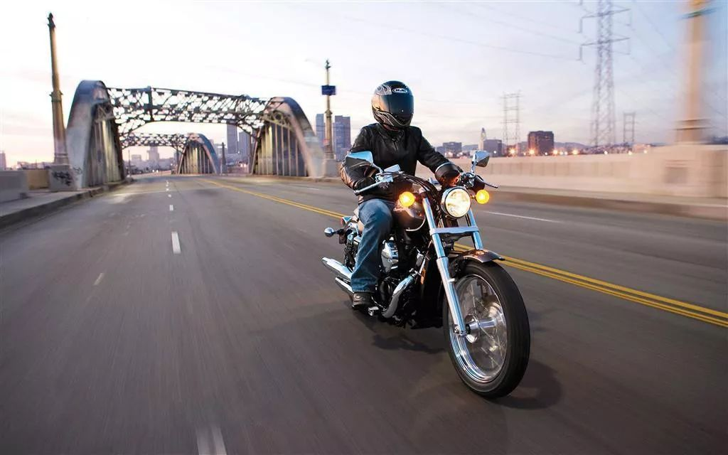 爆火历史主播，从电力领域到主播电台，他是靠什么跨行成功的？