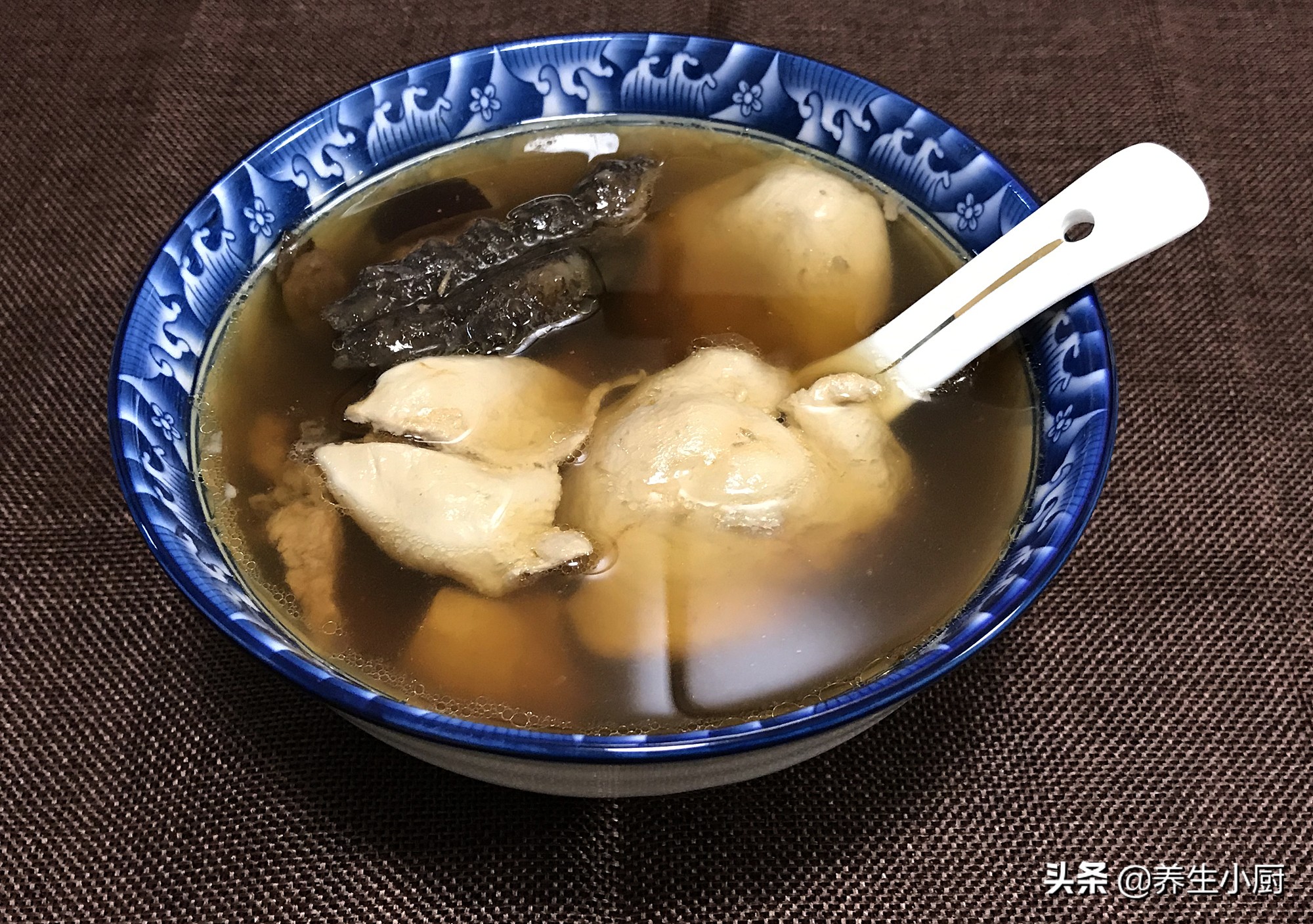 乌鸡白凤丸煲鸡汤(珍馐美味，养生炖汤新境界)
