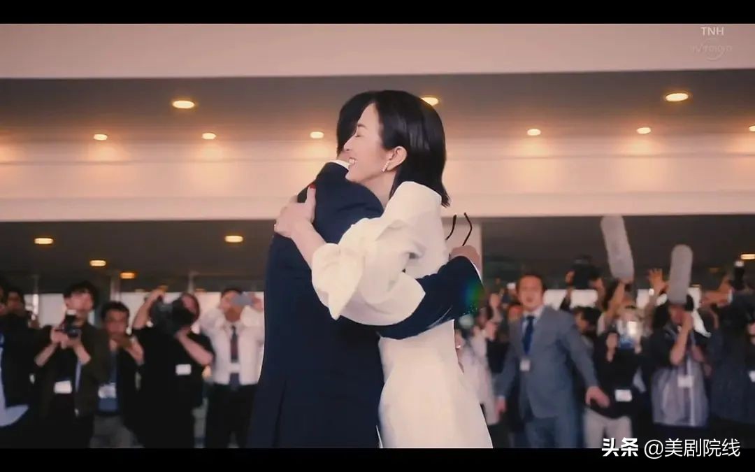 真了不起。看了这个岛上的国剧后，我知道了演艺圈是多么的混乱。