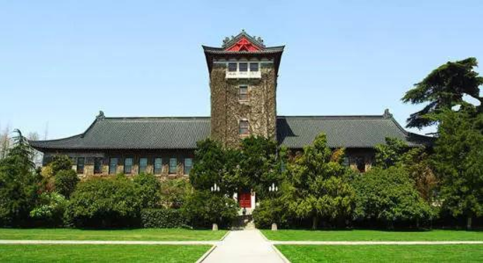 国内两大高考名校，“华五”南京大学和“网红”武汉大学谁更强？