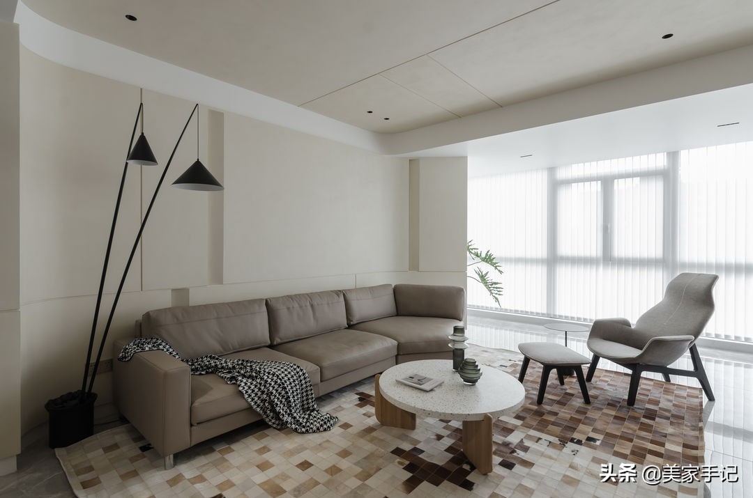 坚持极简主义的江苏夫妇，把家装修得一尘不染，看着都高级