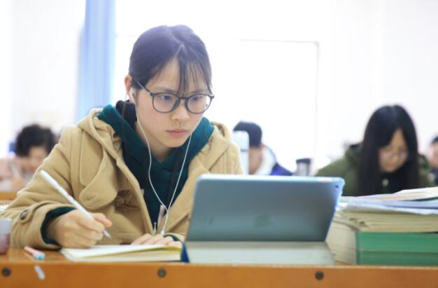 未来10年适合女生的专业，工作薪资待遇高还稳定，家有女儿享福了