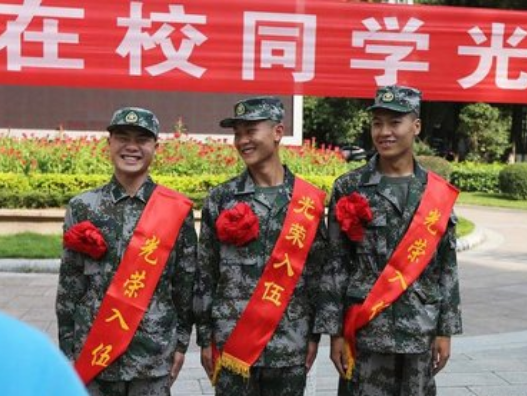 大学生迎来“好消息”，2021年当兵可直接保送军校，但需符合要求