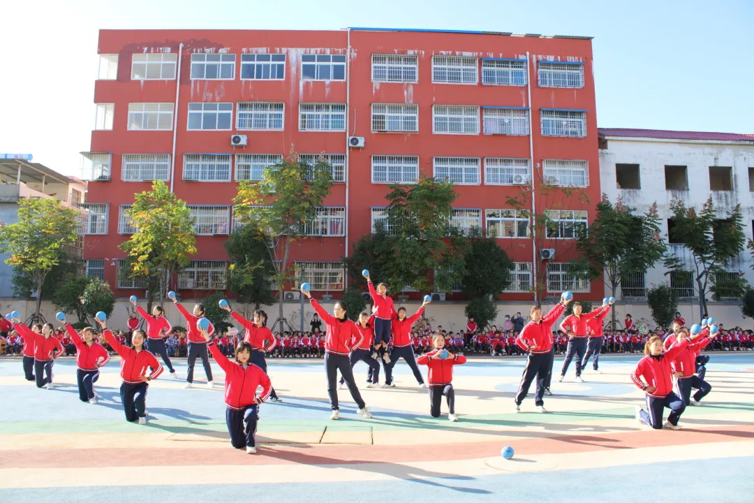 南阳市第二完全学校幼儿园萌娃出击 快乐运动