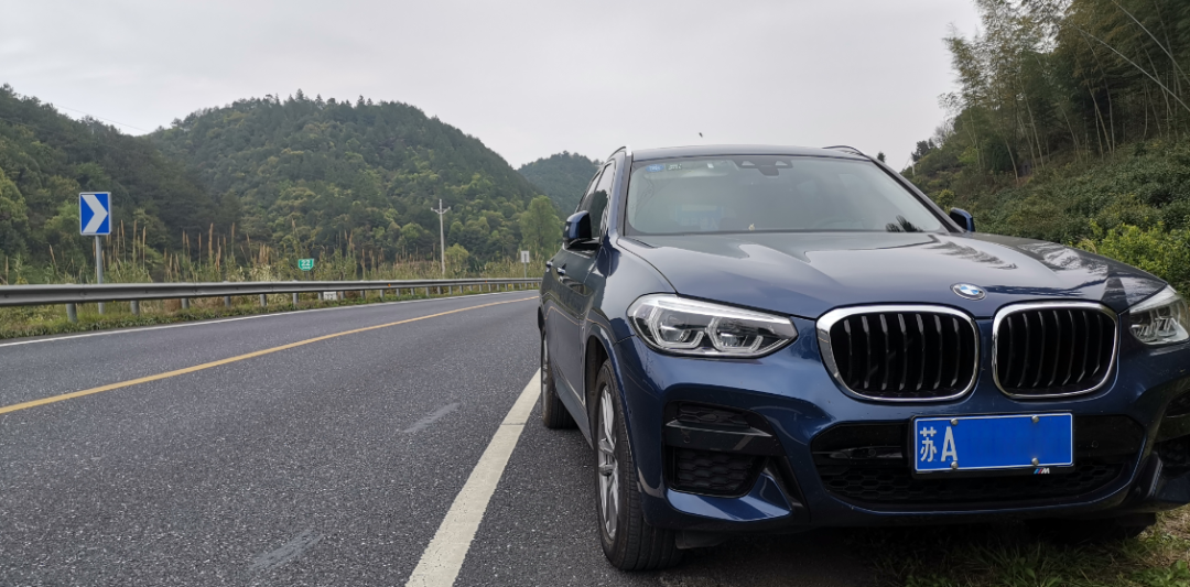 宝马X3跑高速动力够不够？满油续航923km，综合油耗6.2L...