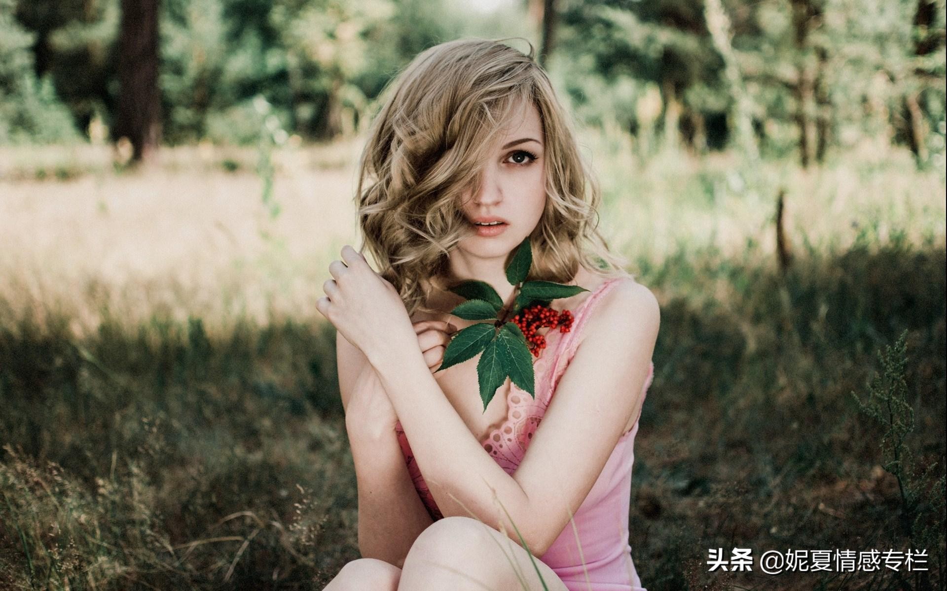 亲吻后恋人肌肤微颤，呼吸交错间眼神迷醉而柔软