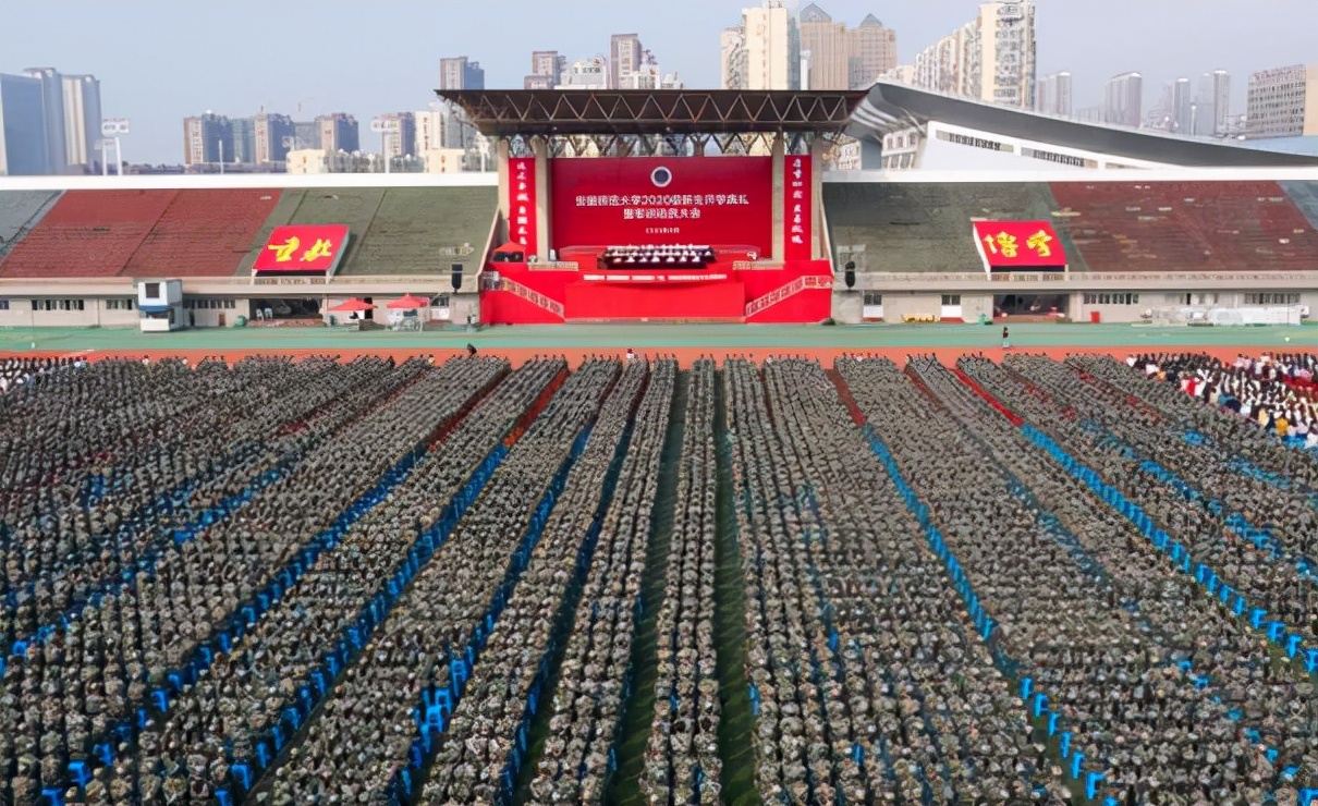 厦大开学典礼惹争议，为啥现场摆满“矿泉水”，新生无一人到场？