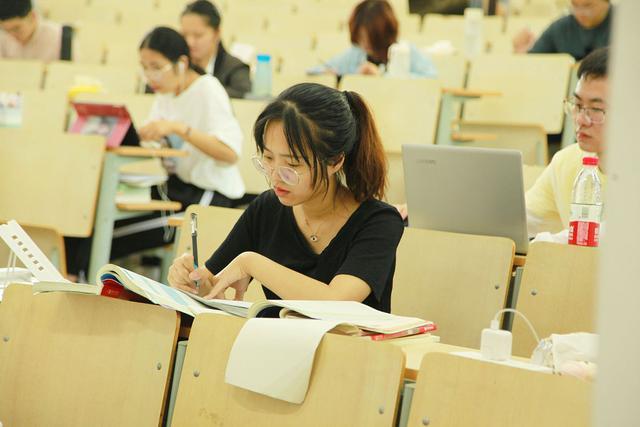 大学生“烂大街”了？2000可招到大学生，却招不到“农民工”