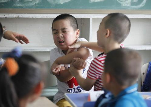 孩子处于叛逆期该怎样管教？与其“硬碰硬”，不如换种方法试试