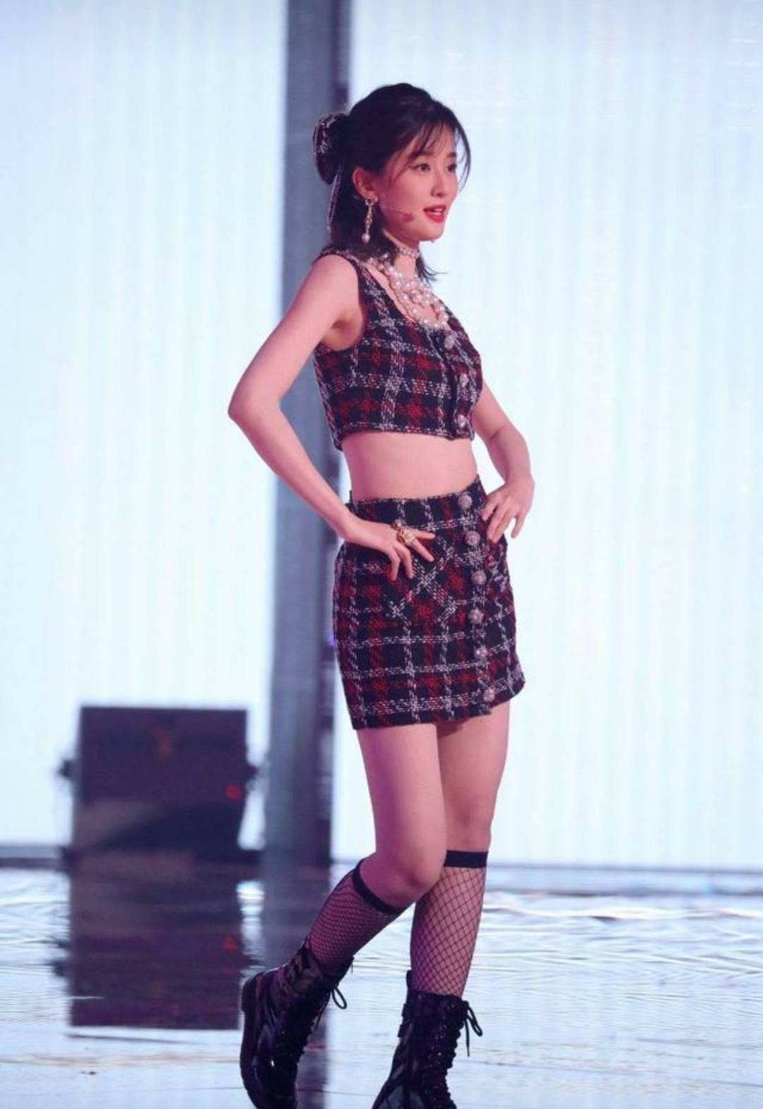 乔欣变90年代OL女郎，穿小黑裙配黑丝真性感，有港风美人的韵味了