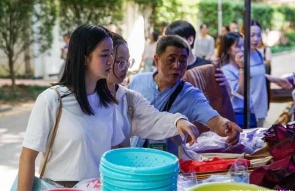 大学生“收件人名字”走红，一个敢念一个敢收，快递小哥有些无奈