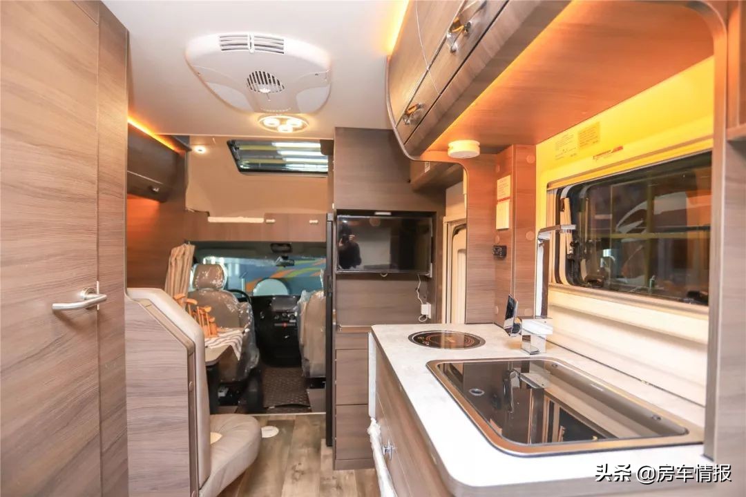 新发布的两款依维柯房车，预计40多万，4座6座两布局你更喜欢谁？