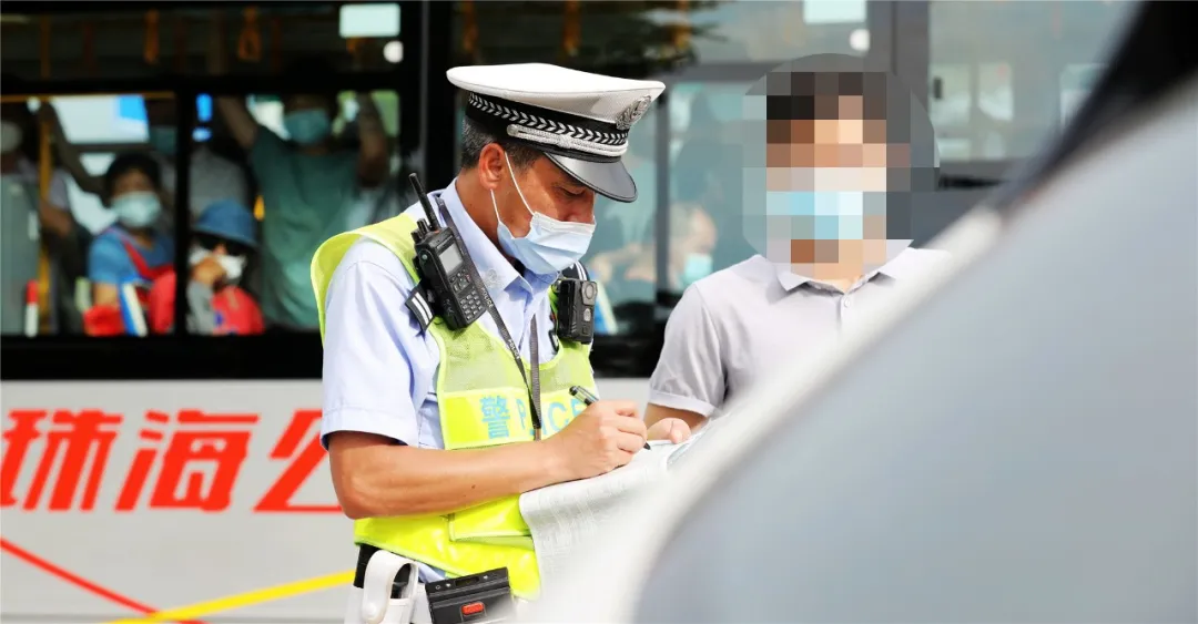 珠海交警开启首场大规模整治行动，司机插队打尖被罚:人有三急！