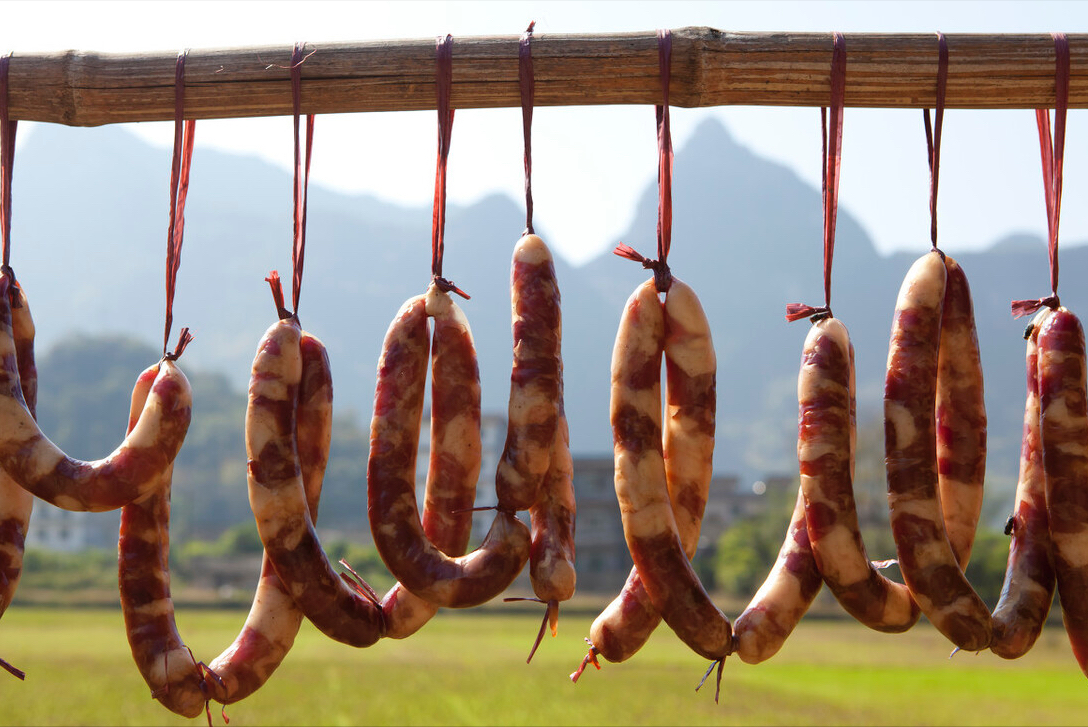 灌香肠时,1斤肉放多少盐?记住"6大技巧",味道香浓,吃着贼香