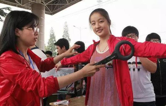 各国学校的防学生作弊手段，中国靠监考老师，看到泰国忍不住笑了