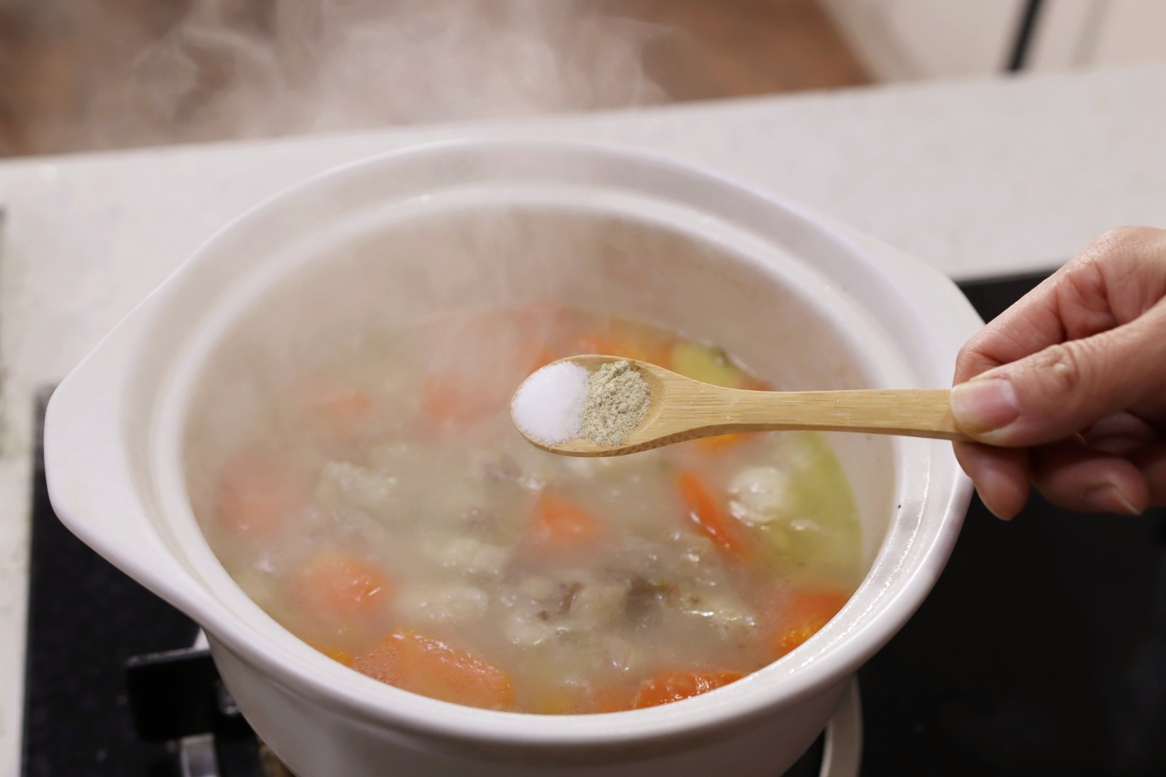 煮羊肉汤时，记住“2用1多放”，汤奶白浓郁，膻味小味道鲜香