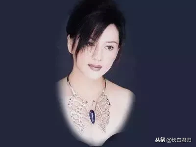 她坐过牢,拍过三级级片,被美国总统接见,如今还宛如少女