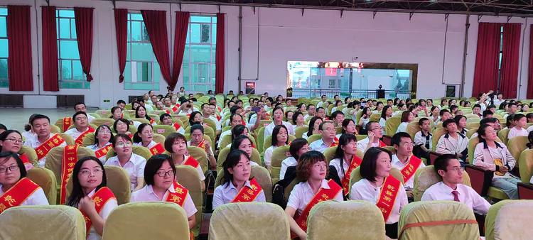 守望初心 最美绽放--乾县一中隆重庆祝第37个教师节