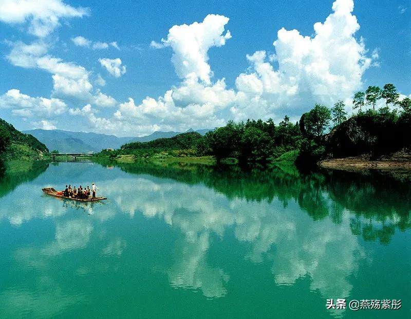 空山新雨后，景色分外娆，竹筏水上行，诗意盎然时，你心动了吗？
