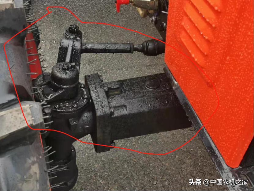 “廢鐵”二行玉米收獲機(jī)很牛，那么“廢鐵”牌拖拉機(jī)見過嗎？