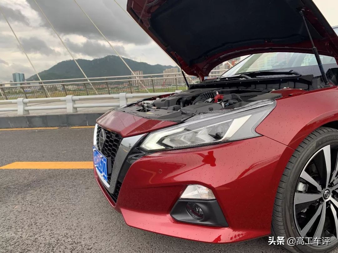 试驾最快沙发，暴躁亦安静的车格分裂症患者