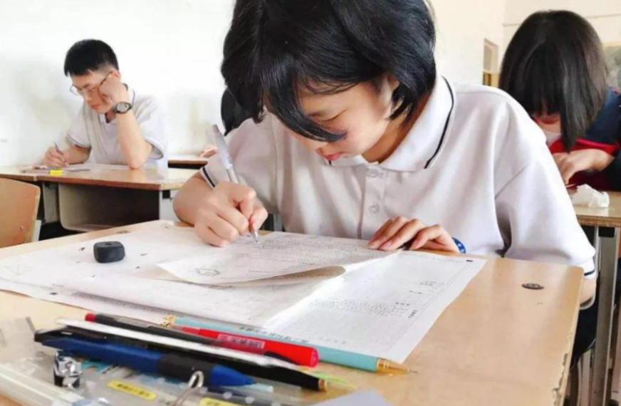 高考成绩和模拟成绩差距多大？班主任告诉你，差距不止一星半点