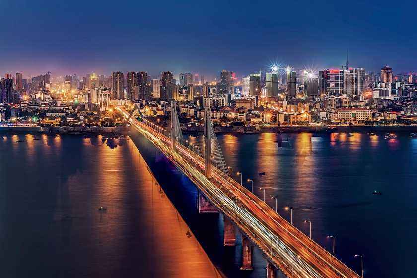 湖北各大高校校门展示，武汉大学牌坊近日被大车撞坏？