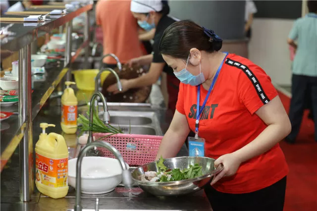 提供住房保障、提高薪资待遇:对员工制家政企业和从业人员,国家大力支持