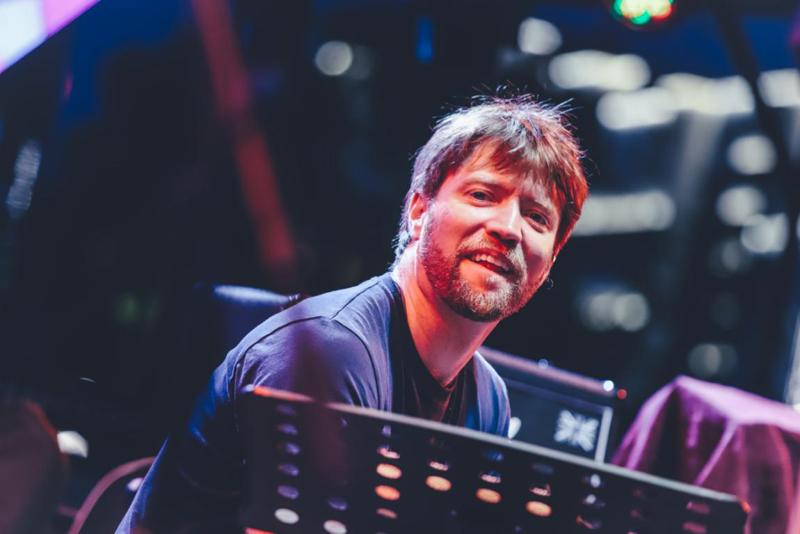 为什么山人乐队火遍海外？背后是这个在云南生活14年的英国人