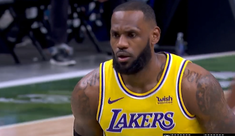 nba为什么不让裆下传球(詹皇又被字母哥帽还遭穿裆羞辱！裁判吹掉2分，勒布朗狠狠瞪着他)