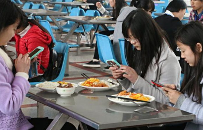 国内大学生每月“生活费”情况，1200元学生不敢出去，差别有点大