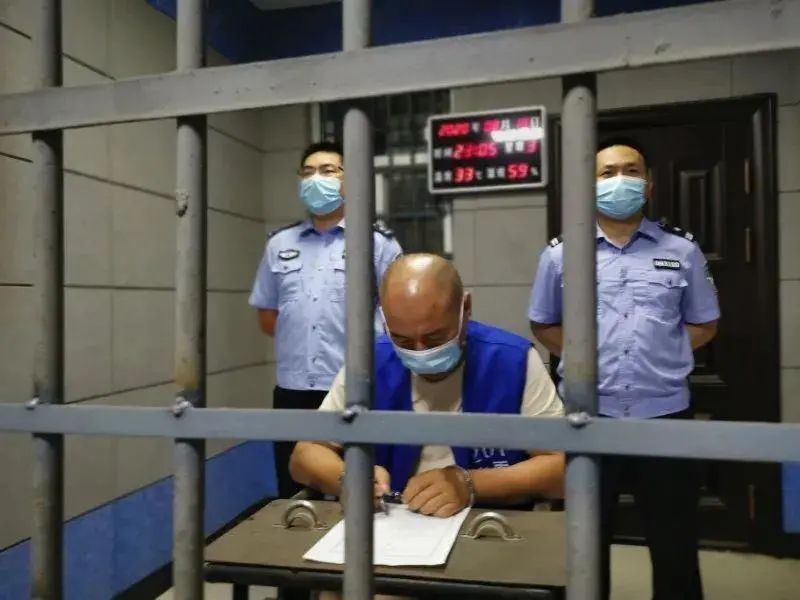 辽宁一景区玻璃滑道发生事故致1死多伤丨伪造清华录取通知书的高考生离家出走