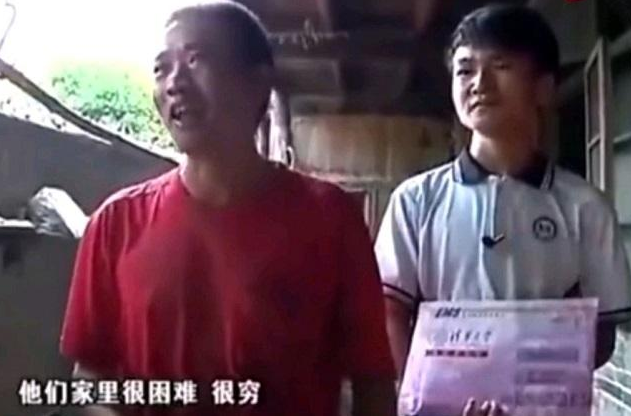 他674分考进清华，采访中痛哭，父亲每日挑200担沙供他读书