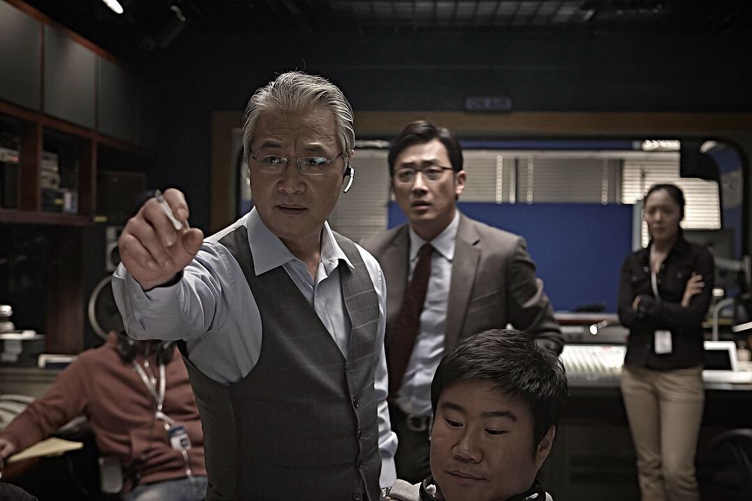 《恐怖直播》：河正宇一人撑起一部电影，13年韩国最佳影片之一
