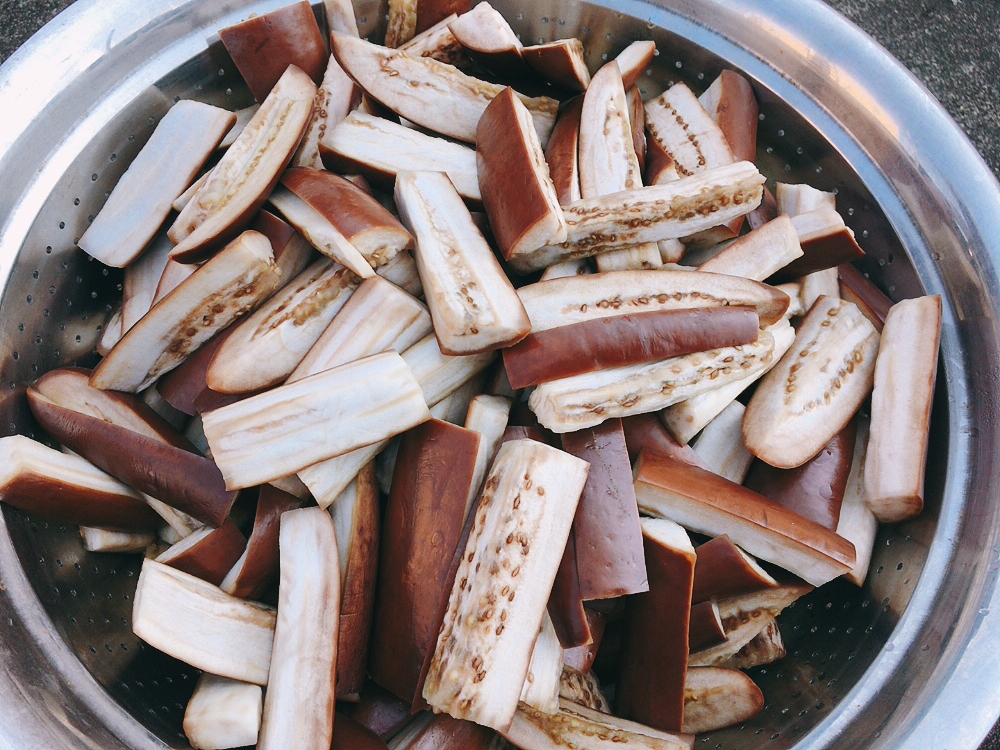 图片[5]-吃不完的茄子别扔了 像我这样做成茄子干保存下来 炒菜焖肉都-起舞食谱网