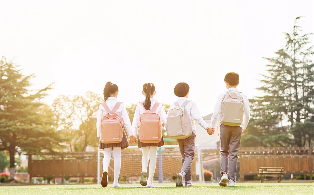 学校门口热门生意（你知道学校门口一家文具店年收益能达到多少吗）