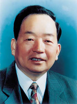 他12岁参军，官至副国级，为官清廉，子女无一人从政，个个出息