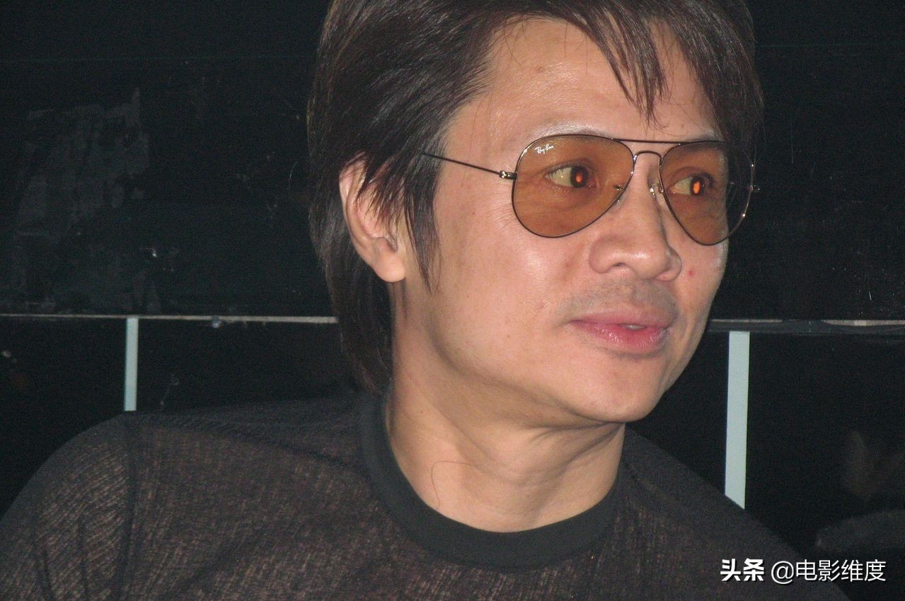 55岁尹天照,为照顾患病妻子淡出娱乐圈,与妻子携手36年恩爱如初