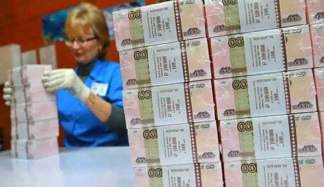 俄罗斯卢布最近交易日汇率贬值13%，开启了新的崩盘之旅！
