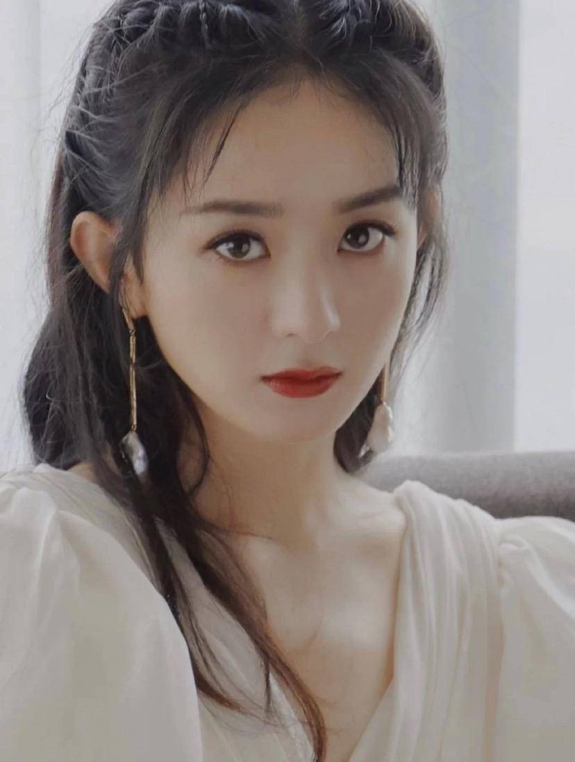 圆眼也被叫做荔枝眼,它的眼睑比较高,眼睑边缘曲线比较圆润,眼白占比