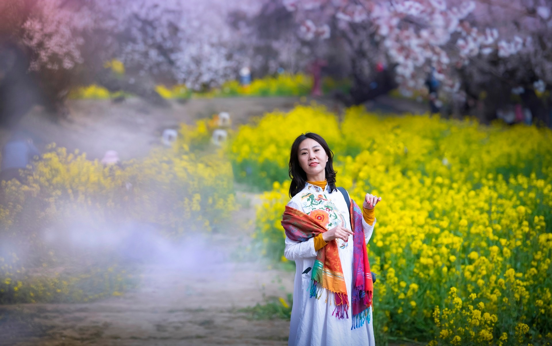 阿姨们外出游玩拍照,学好这些拍照姿势技巧,拍照耐看又大方典雅